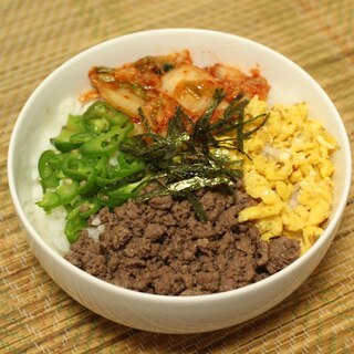 食感と風味が見事なコラボ「牛4色丼」